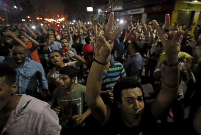 이날 이집트 카이로 시민들이 반체제 인사 탄압과 부패를 일삼는 압델 파타 엘시시 대통령 퇴진을 요구하는 이례적 시위를 벌이고 있다.  /카이로=로이터연합뉴스