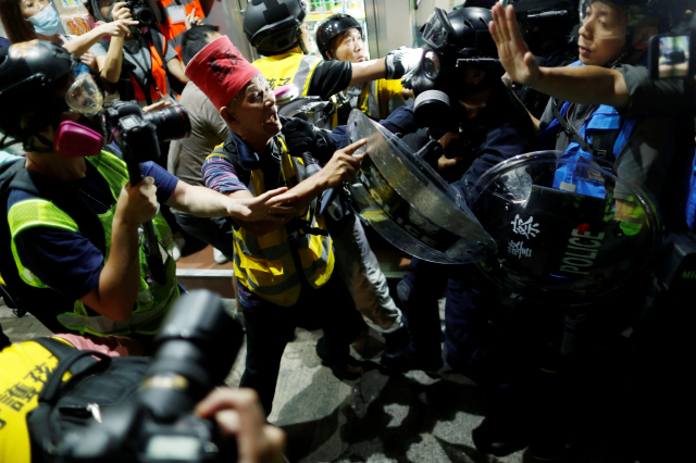 같은 날 16주째 주말 시위가 이어진 홍콩에서 시위대와 경찰이 몸싸움을 벌이며 대치하고 있다. /홍콩=로이터연합뉴스