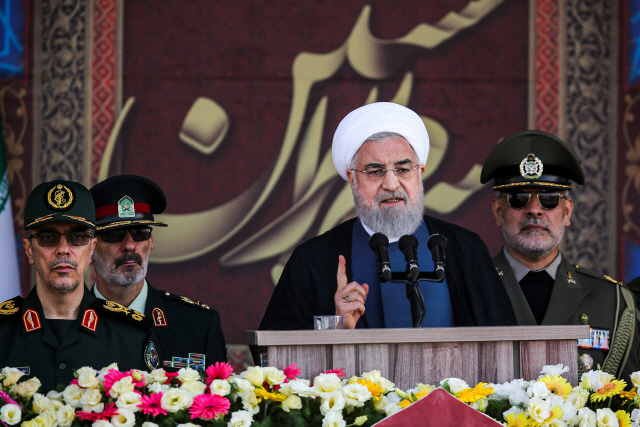 하산 로하니 이란 대통령이 22일(현지시간) 제39주년 성전 기념일을 맞아 테헤란에서 열린 군 열병식에 참석해 연설하고 있다. /테헤란=AFP연합뉴스