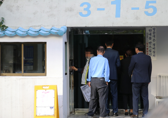 23일 오전 검찰 수사관들이 조국 법무부 장관의 서울 서초구 방배동 자택으로 들어가고 있다. / 연합뉴스