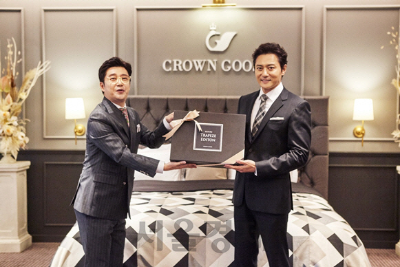 21일 서울 중구 신라호텔에서 열린 크라운구스의 VIP 브랜드 파티에서 배우 장동건(오른쪽)과 MC 김태진이 제품을 들어보이고 있다. /사진제공=크라운구스
