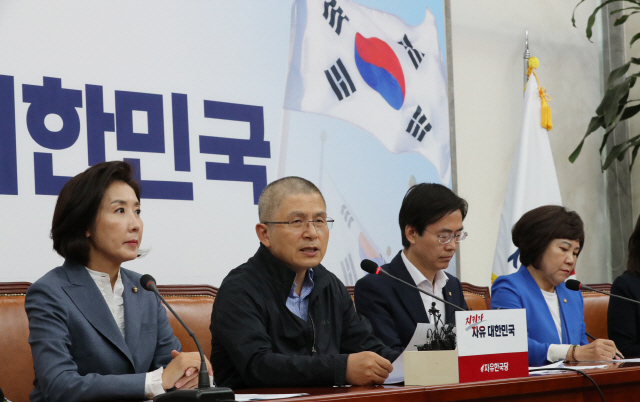 황교안(왼쪽 두번째) 자유한국당 대표가 발언하고 있다./연합뉴스