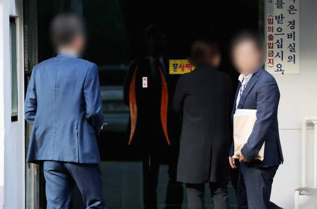 검찰 관계자들이 압수수색을 위해 23일 오전 서울 방배동의 조국 법무부 장관 자택에 들어가고 있다. /연합뉴스