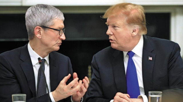 도널드 트럼프(오른쪽) 미국 대통령과 팀 쿡 애플 CEO가 지난 3월 미 백악관에서 열린 한 행사에서 대화를 나누고 있다. /AP연합뉴스