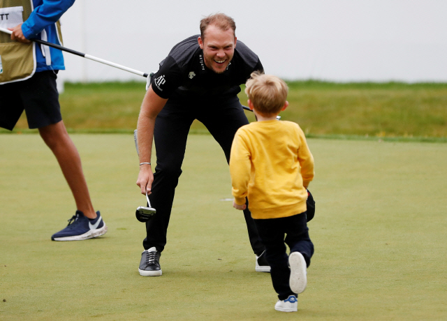 대니 윌릿이 22일(현지시간) BMW PGA 챔피언십에서 우승을 확정한 뒤 아들의 축하를 받고 있다. /버지니아워터=로이터연합뉴스