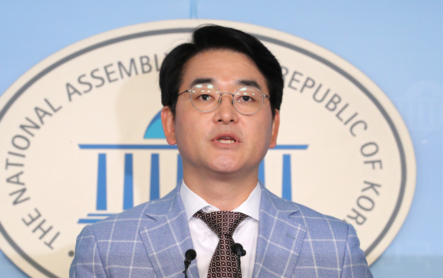 박용진 의원이 23일 오전 국회 정론관에서 유치원 3법 본회의 회부 관련 기자회견을 하고 있다. /연합뉴스