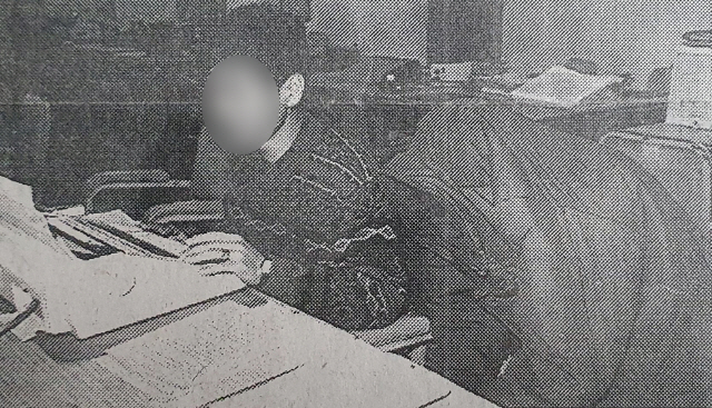 화성연쇄살인사건의 유력한 용의자로 지목된 A씨(오른쪽)가 1994년 충북 청주에서 처제를 성폭행한 뒤 살인한 혐의로 검거돼 옷을 뒤집어쓴 채 경찰조사를 받고 있는 모습. / 연합뉴스(중부매일 제공)