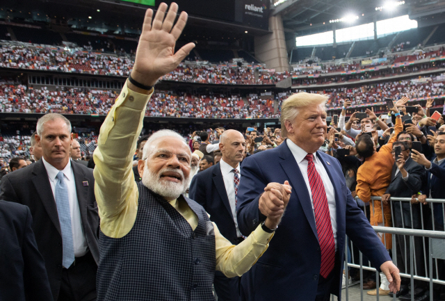 [사진] 인도계 표심잡기 나선 트럼프 vs. 러스트벨트 탈환 노리는 워런