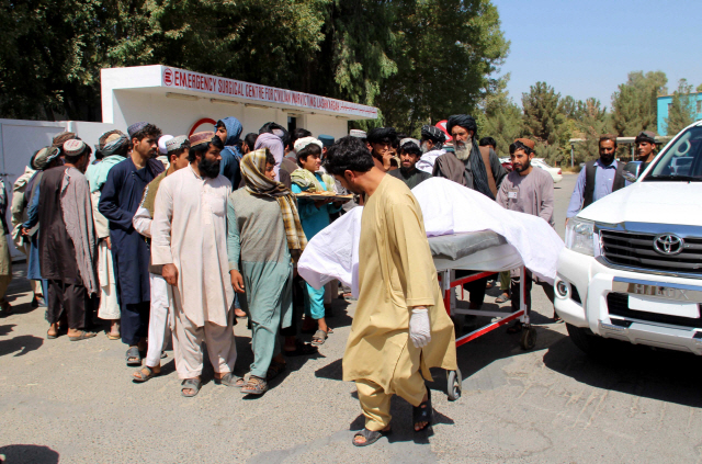 23일(현지시간) 아프가니스탄 헬만드주 무사칼라 지구에서 무장반군조직 탈레반을 겨냥한 정부군의 공습으로 사망한 시신을 주민들이 이송하고 있다. /무사칼라=AFP연합뉴스
