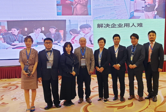 ▲중국 염성(옌청)에서 열린 ‘세계인재대회’에 초대 받은 금보성 작가 (사진 제일 오른쪽)