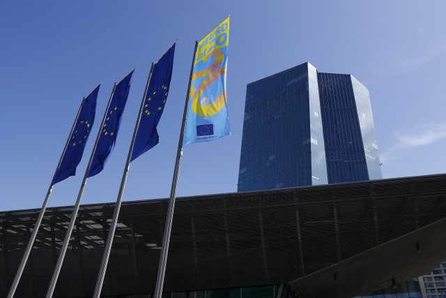 독일 프랑크푸르트에 위치한 ECB 본사 앞에 유럽연합(EU) 깃발이 걸려 있다. /프랑크푸르트=블룸버그