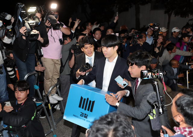 23일 오후 서울 서초구 방배동 조국 법무부 장관의 자택에서 검찰 관계자들이 압수 수색을 마치고 밖으로 나서고 있다./연합뉴스