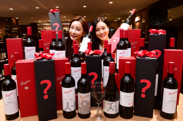 24일 서울 소공동 롯데백화점에서 모델들이 호주의 유명 와이너리 '펜폴즈'의 와인을 랜덤으로 뽑을 수 있는 와인 랜덤박스를 선보이고 있다. 가격은 9만원이며 1300개 한정 판매한다./권욱기자 2019.09.24