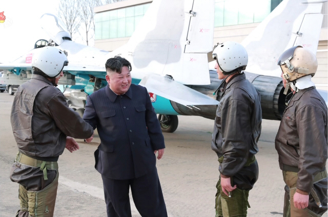 북한 김정은 국무위원장이 지난 4월 공군 제1017군부대 전투비행사들의 비행훈련을 현지 지도했다고 조선중앙TV가 17일 보도했다. 사진은 중앙TV가 공개한 것으로, 김 위원장이 부대원들과 웃으며 환담을 나누고 있는 모습./연합뉴스