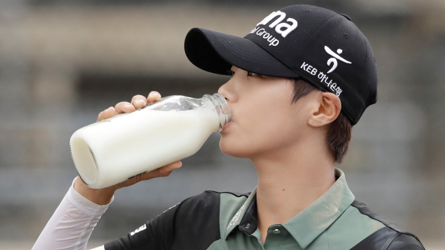 지난해 인디 위민 대회 우승 뒤 우유를 마시는 박성현. /인디스타