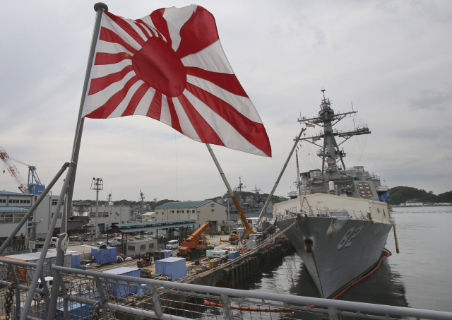 지난 2014년 5월27일 일본 요코스카 항에 해상자위대 함정 구니사키 호가 욱일기를 단 채 정박한 모습/AP연합뉴스