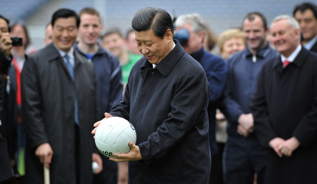 지난 2012년 2월 아일랜드 더블린시를 방문한 시진핑 중국 국가주석(당시는 부주석)이 축구 경기 관람에 앞서 시축을 준비하고 있다. 스스로 ‘축구광’이라고 자부하는 시 주석이지만 중국 축구의 부진은 아직 해결하지 못하고 있다.   /AFP연합뉴스