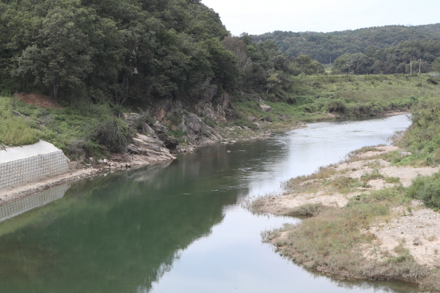 지난 19일 촬영 된 경기도 연천 ASF 발생 양돈농가 인근의 사미천. 북에서 남으로 흐르는 사미천은 비무장지대(DMZ)를 거쳐 임진강으로 합류한다./연합뉴스
