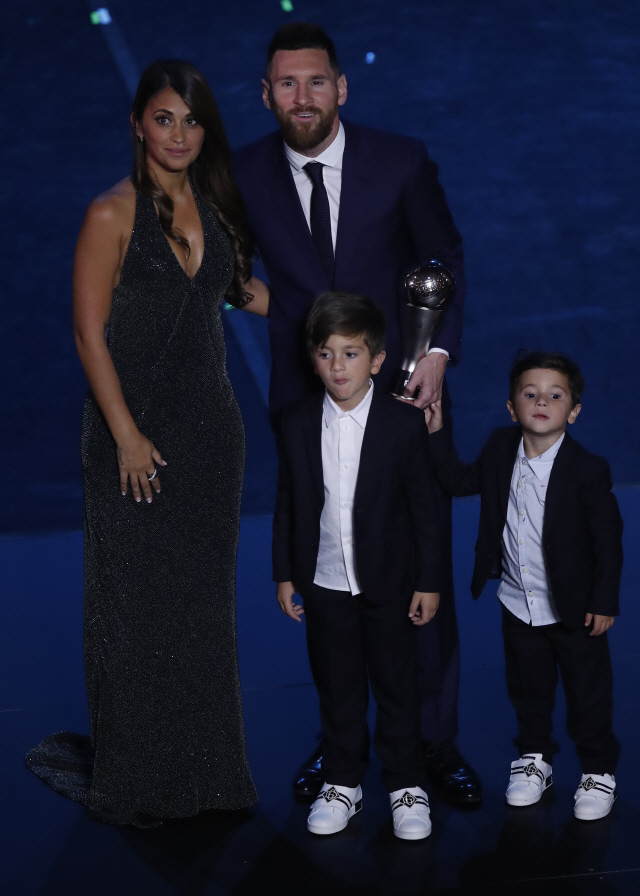 리오넬 메시가 FIFA 올해의 선수상을 받은 뒤 아내·두 아들과 함께 포즈를 취하고 있다. /밀라노=AP연합뉴스