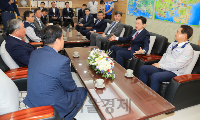 김경수(마주보는 쪽 앞에서 두번째) 경남지사가 24일 한국남동발전 삼천포 발전본부에서 현황과 스마트양식 클러스터 조성계획에 대한 업무보고를 청취한 뒤 공모사업 선정에 적극 협조한 데 대해 관계자들을 격려하고 있다. /사진제공=경남도