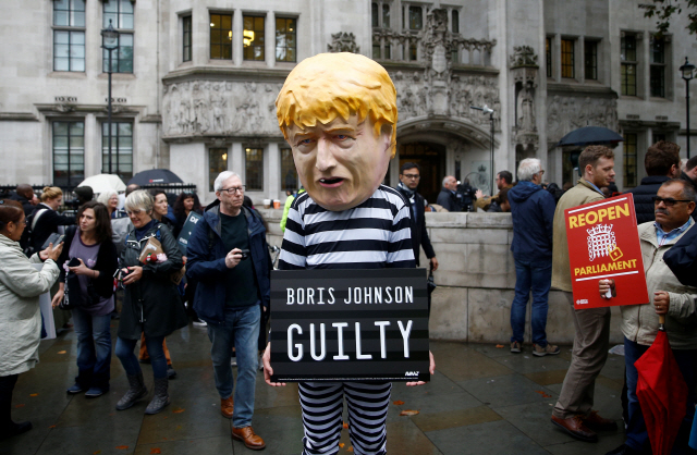 브렉시트(영국의 유럽연합 탈퇴, Brexit)에 반대하는 한 시위자가 24일(현지시간) 영국 런던 대법원 앞에서 ‘보리스 존슨은 유죄’라고 적힌 피켓을 들고 있다./런던=로이터연합뉴스