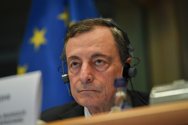 마리오 드라기 유럽중앙은행(ECB) 총재가 23일(현지시간) 벨기에 브뤼셀에서 열린 유럽의회에 참석했다. /브뤼셀=신화연합뉴스