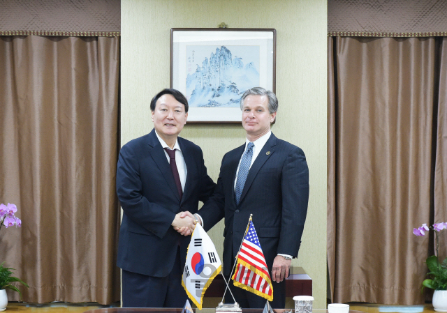 윤석열(왼쪽) 검찰총장이 서울 서초동 대검찰청 청사 집무실에서 크리스토퍼 레이 미국 FBI 국장과 만나 악수를 나누고 있다. /사진제공=대검찰청