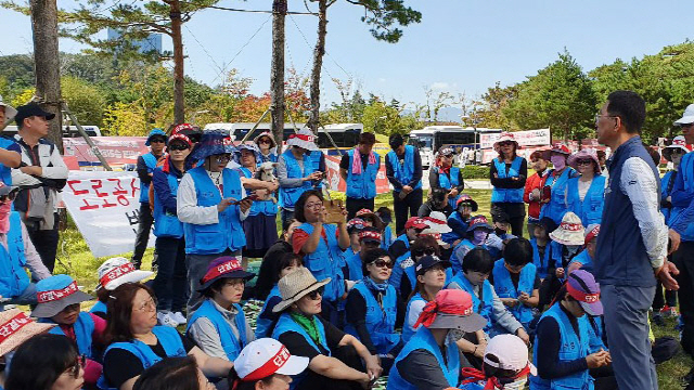 김주영 (오른쪽) 한국노총 위원장이 24일 톨게이트 요금 수납원들이 직접 고용을 촉구하며 농성 중인 경북 김천 한국도로공사 본사에서 톨게이트노조 조합원들과 대화하고 있다. /사진제공=한국도로공사 노조