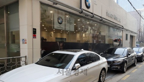 리콜하기 위해 정비센터 대기 중인 BMW 차량/연합뉴스