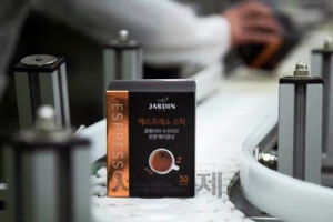 국내 최초 원두커피 브랜드 자뎅이 충남 천안에 위치한 제2공장에서 원두커피 생산라인을 통해 커피 제품을 생산하고 있다./사진제공=자뎅