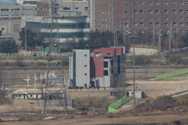 북한 김일성 주석의 생일(태양절)인 4월 15일 경기도 파주시 서부전선 비무장지대(DMZ) 도라전망대에서 개성공단 건물 앞에 사람들이 모여 있는 모습이 보이고 있다./파주=연합뉴스