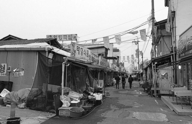 1990년대 송정역 시장 모습. 입구 왼쪽 첫 가게인 태형식품이 자리하고 있다. /사진제공=1913송정역시장