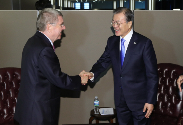 문재인 대통령과 토마스 바흐 IOC 위원장이 24일 오후(현지시간) 뉴욕 유엔본부에서 만나고 있다. /연합뉴스