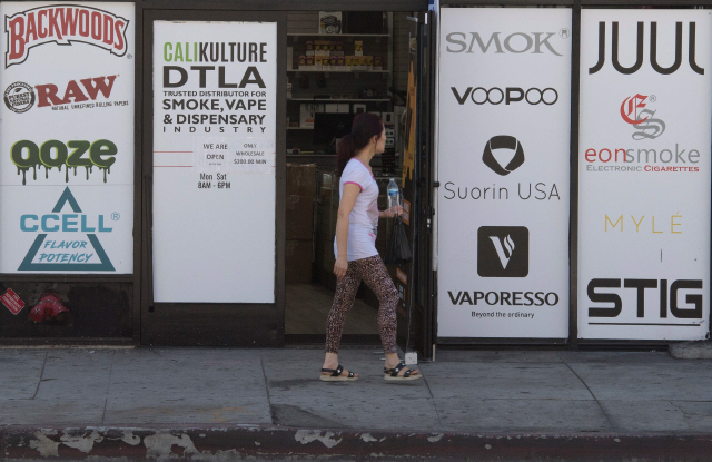 한 보행자가 미국 로스앤젤레스(LA)의 한 전자담배 가게를 지나가고 있다. /로스앤젤레스=AFP연합뉴스