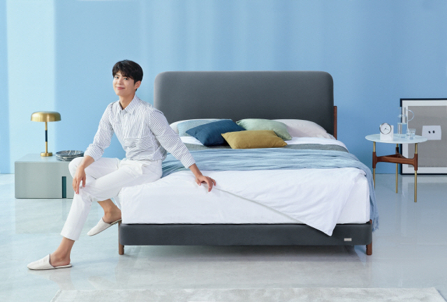 제2의 박보검 침대로 불리는 ‘오팔로’는 라운드 형태와 단순한 디자인이 돋보인다. / 사진제공=에이스침대