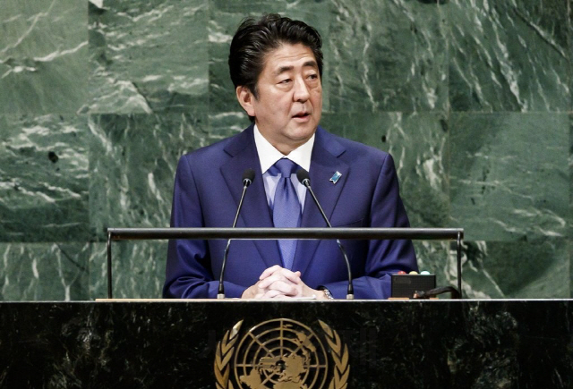 아베 신조 일본 총리가 작년 9월 미국 뉴욕 유엔본부에서 열린 제73회 유엔총회에서 연설하는 모습/연합뉴스