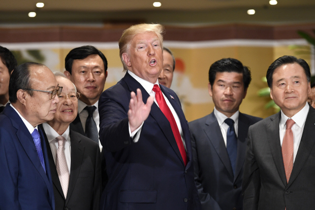 도널드 트럼프 미국 대통령이 지난 6월 방한 때 열린 한국 경제인 간담회에서 국내 주요 기업 총수들과 대화하고 있다. /연합뉴스