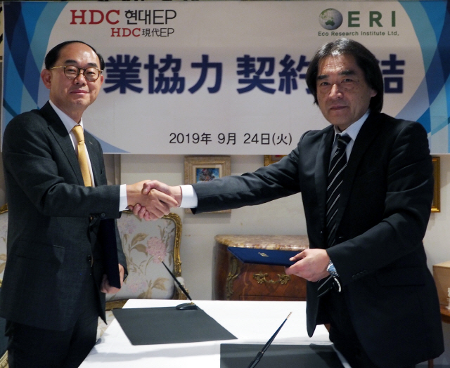 강창균(왼쪽) HDC현대EP 대표와 마츠시다 ERI 회장이 지난 24일 일본 도쿄에 위치한 ERI 본사에서 주식매매와 국내 우선판매권에 대한 협약을 맺고 악수하고 있다. /사진제공=HDC현대EP