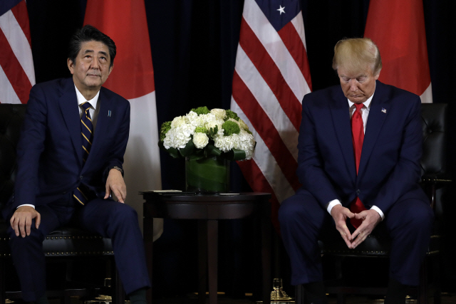 도널드 트럼프 미국 대통령(오른쪽)과 아베 신조 일본 총리가 25일(현지시간) 유엔총회가 열리고 있는 미 뉴욕의 인터콘티넨털 바클레이 호텔에서 회담하고 있다./뉴욕 AP=연합뉴스