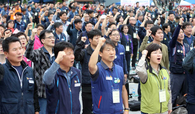 23일 오후 톨게이트 요금 수납원들이 직접 고용을 촉구하며 점거 농성 중인 경북 김천시 한국도로공사 본사에서 민주노총 노조원들이 임시대의원 대회를 진행하고 있다. /김천=연합뉴스