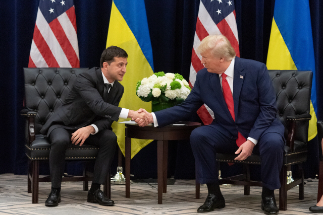 도널드 트럼프(오른쪽) 미국 대통령과 볼로디미르 젤렌스키 우크라이나 대통령이 25일(현지시간) 정상회담에서 악수하고 있다. /뉴욕=EPA연합뉴스