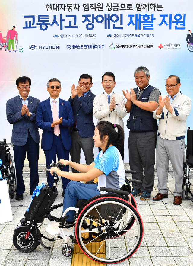 26일 울산 중구 울산시제2장애인체육관에서 장애인 배드민턴 선수로 활약하고 있는 김효정 선수가 휠체어에 전동화 키트을 장착하고 시연하고 있다. /사진제공=현대자동차