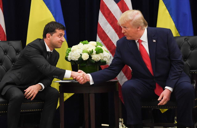 도널드 트럼프(오른쪽) 미국 대통령이 25일(현지시간) 뉴욕 유엔총회장에서 볼로디미르 젤렌스키 우크라이나 대통령과 정상회담을 하기에 앞서 악수하고 있다.  /뉴욕=AFP연합뉴스