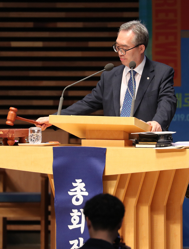 26일 경북 포항시 기쁨의 교회에서 열린 대한예수교장로회(예장) 통합 교단 정기총회에서 총회장 김태영 목사가 명성교회 부자(父子) 목사의 목회직 세습안이 가결됐음을 알리고 있다./포항=연합뉴스