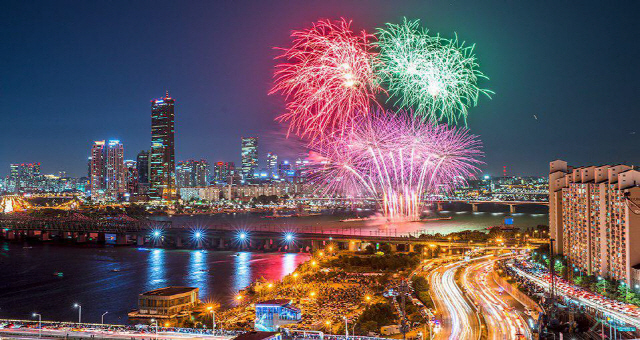 ‘한화와 함께 하는 서울 세계불꽃축제 2016’ 불꽃 쇼 모습 /사진제공=한화