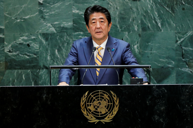 아베 신조 일본 총리가 지난 24일(현지시간) 미국 뉴욕 유엔본부에서 열린 제74회 유엔총회에서 연설하고 있다. /뉴욕=로이터연합뉴스