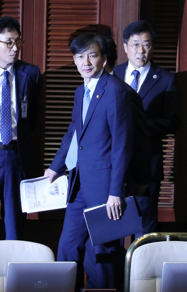 한국당 '조국, 수사 중 검찰 팀장 전화는 탄핵사유'