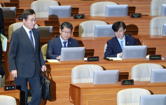 이낙연 국무총리가 26일 오후 정치 분야 대정부질문에 답하기 위해 국회 본회의장으로 들어오고 있다./연합뉴스