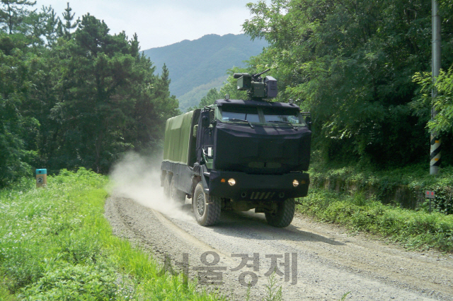 기아차가 27일 공개한 5톤 군용 방탄차량이 비포장 도로를 달리며 주행테스트를 하고 있다. /사진제공=기아차