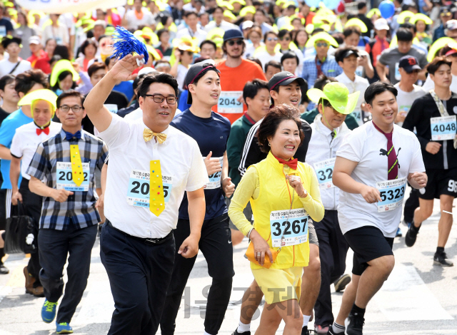 27일 오전 서울 구로구 디지털단지에서 열린 'G밸리 넥타이마라톤 대회'에서 참가자들이 힘차게 출발하고 있다. 구로상공회가 주최하고 구로구와 산업단지공단이 후원한 이날 마라톤대회는 마리오타워를 출발해 남구로초등학교 구로구청사거리 등을 도는 5㎞구간에서 개최됐다./권욱기자 2019.09.27